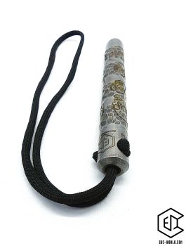 Preview: Handgeschmiedeter Kubotan HC-22-2 Unikat (Custom Made) von vorne auf weißem Hintergrund. Seriennummer SN sichtbar, Totenkopf-Gravur, schwarzer Paracord-Fangriemen, 3 Bohrungen. GPSR: Chargennummer/Hersteller SN für Rückverfolgbarkeit. Nur als Grifffestige